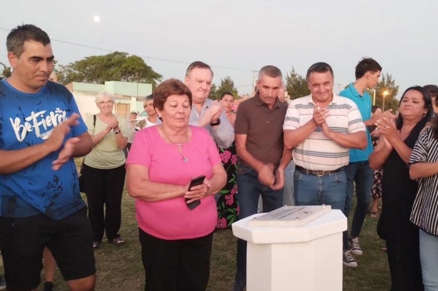Michlig en la inauguración de la obra de iluminación led en la cancha de fútbol del Club Defensores de Pellegrini