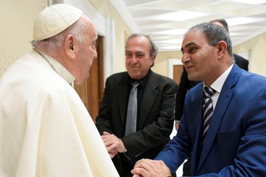 El papa Francisco recibió a un israelí y a un palestino que perdieron a sus hijas por los conflictos en Medio Oriente