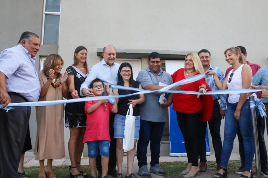 El Gobernador Perotti inauguró 20 viviendas en la ciudad de Ceres