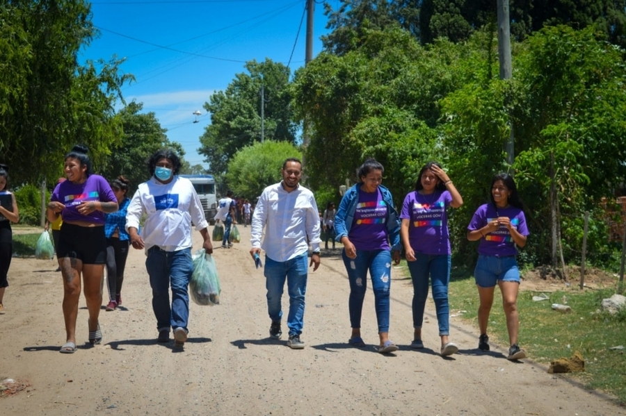 Entrega alimentos agroecológicos a integrantes de comunidades originarias de la ciudad de Santa Fe