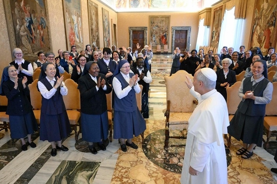 'Mirar hacia arriba y sumergirse en la realidad', pidió el Papa a las Paulinas