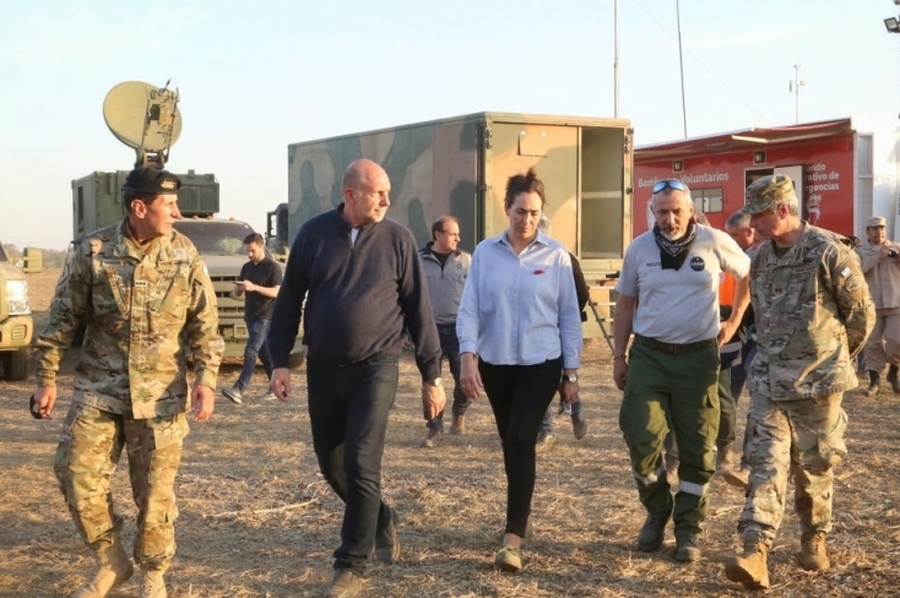 Perotti recorrió el puesto del Comando Unificado en la base operativa de Alvear
