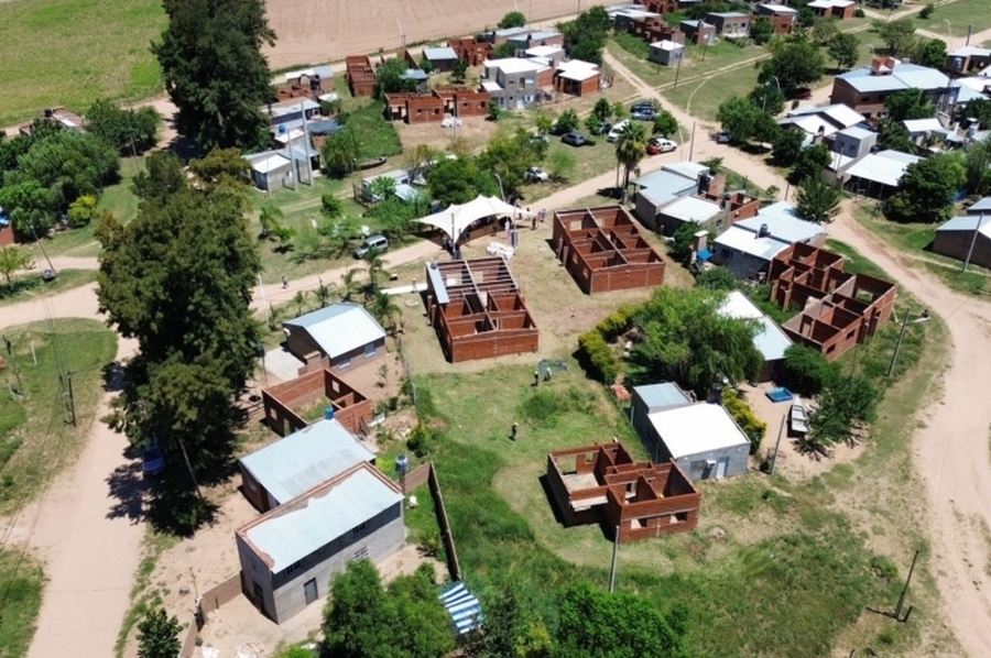 El gobierno provincial pone en marcha obras de vivienda, electricidad y agua potable en Santa Rosa de Calchines