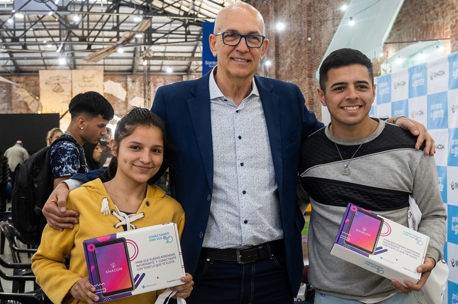 Debloc participó de la entrega de tablets a estudiantes santafesinos