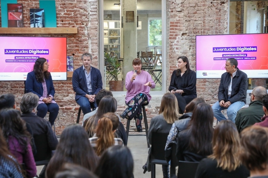 La provincia firmó un convenio para formar jóvenes en competencias digitales