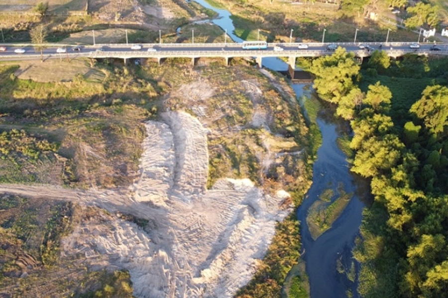 Avellaneda limpia el cauce del Arroyo El Rey