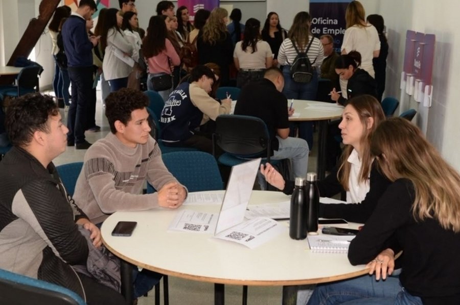 Provincia realizó en Esperanza una nueva Ronda de Empleo para conectar oferta laboral de la región con la demanda