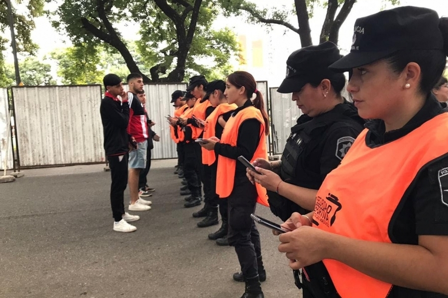 Tenían pedido de captura y los detuvieron cuando intentaban ingresar a partidos de fútbol