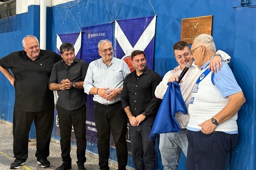 Calvo presente en el acto de nombramiento del Estadio Cubierto del Club Peñarol de Rafaela