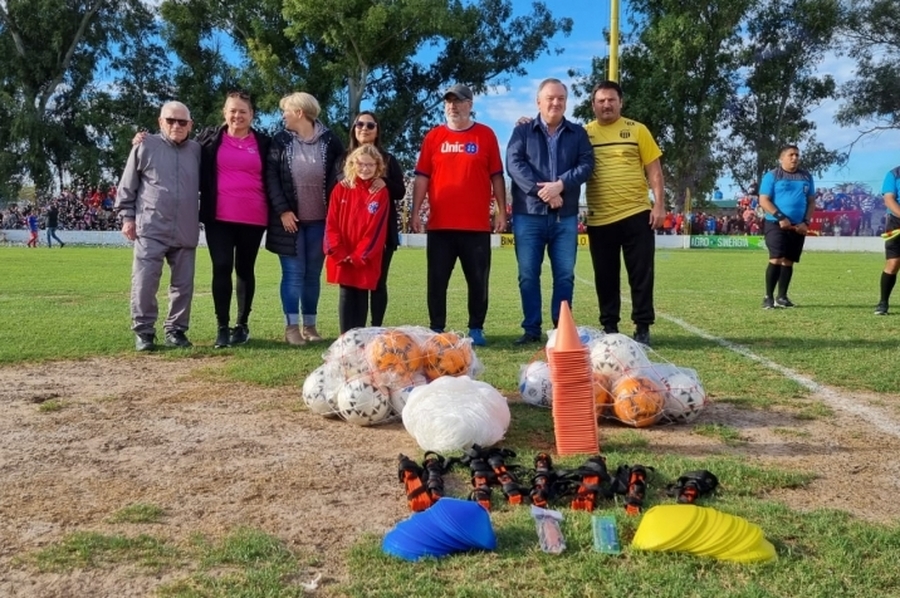 El Senador Michlig entregó elementos deportivos a CCAO y CACU