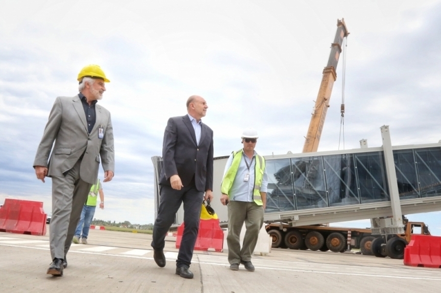Perotti recorrió las obras de la nueva terminal flexible para pasajeros en el Aeropuerto Internacional de Rosario