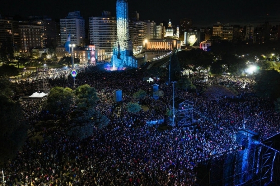 20 de Junio histórico: al pie del Monumento renovado por la Provincia, más de 350.000 personas celebraron el Día de la Bandera
