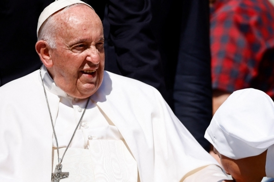 La salud del Papa Francisco: presentó una mejoría, pudo levantarse y retomó su trabajo