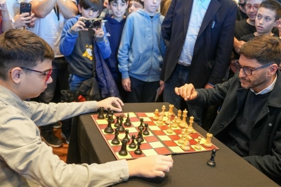 Pullaro recibió al ajedrecista Faustino Oro en Rosario: “Los valores del deporte son los que necesitamos para una sociedad diferente”