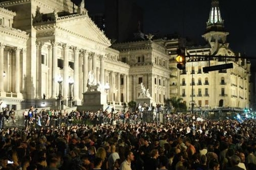 Masivo rechazo al DNU: movilizaciones en la plaza Congreso y diferentes ciudades del país
