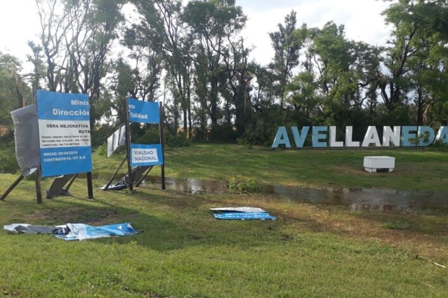 Avellaneda: un fuerte temporal provocó voladura de techos, y caída de árboles y postes de luz