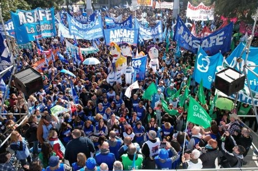 Paro docente y marcha hasta plaza 25 de Mayo