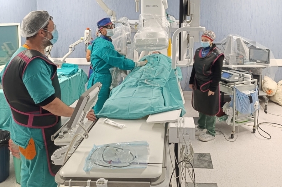 Avance en salud pública: el Hospital Centenario realizó una intervención pionera con un dispositivo que mejora la seguridad de pacientes cardíacos
