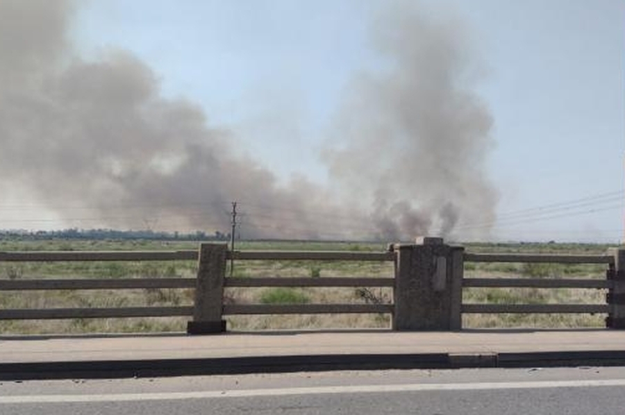 Se registró un gran incendio a la vera de la Ruta 168, cerca del hipermercado