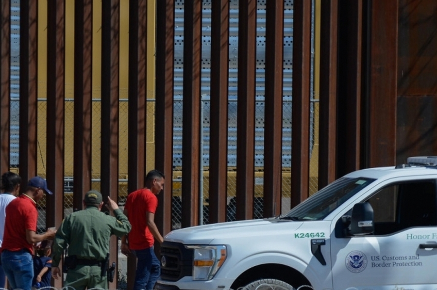Una mujer fue arrestada en EEUU cuando intentaba ingresar de contrabando a tres menores migrantes mexicanos