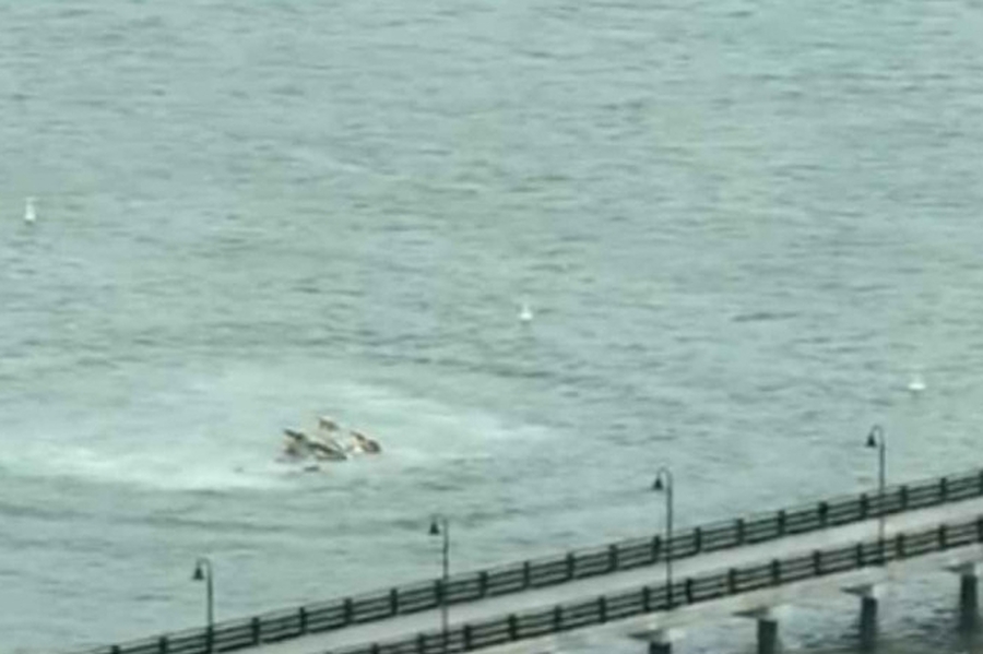 Cayó un helicóptero en el río Hudson y hay varios muertos: el impactante momento
