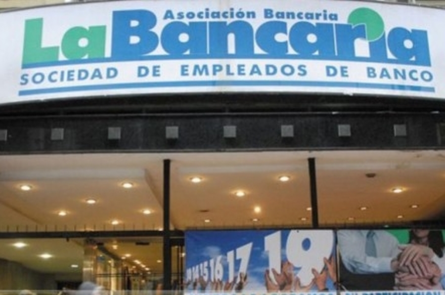 Los bancarios acordaron con las cámaras una paritaria anual del 94% y un bono de 185.500 pesos