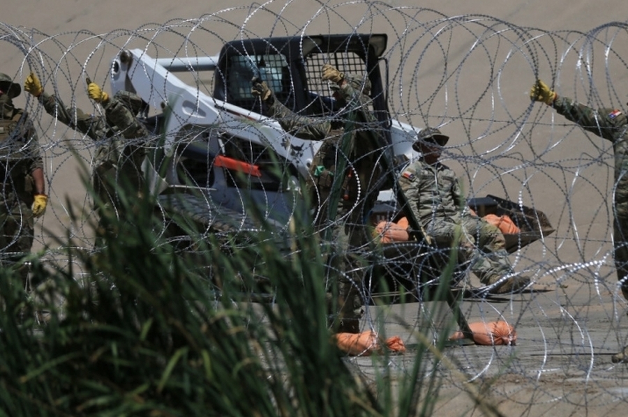 Pese a orden del gobierno de EEUU para retirarla, Texas refuerza la valla de alambre en la frontera con México