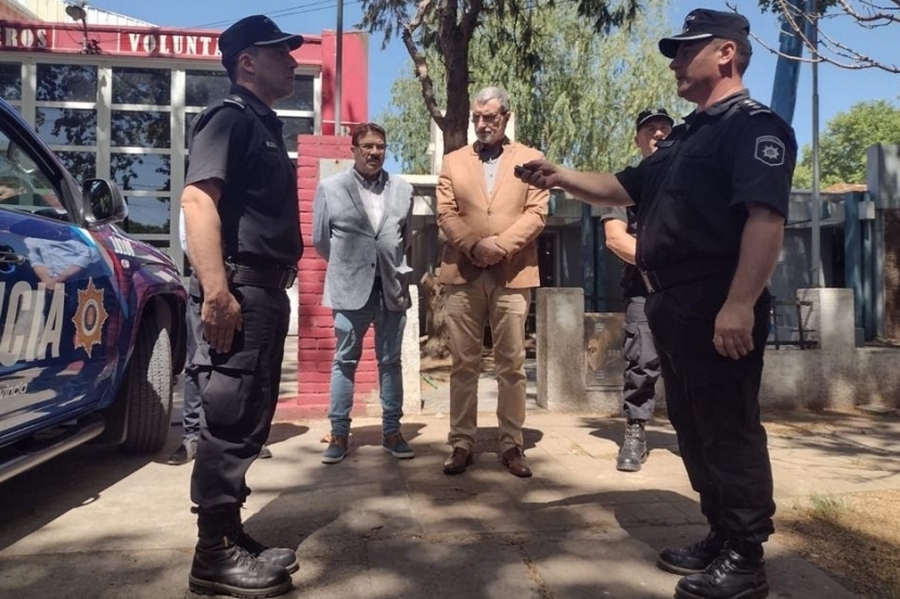 Rimoldi recorrió el departamento Caseros y entregó móviles a las fuerzas de seguridad