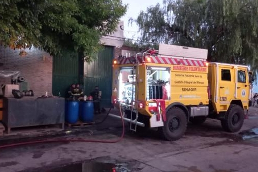Incendio en una fábrica de snacks en barrio Santa Lucía