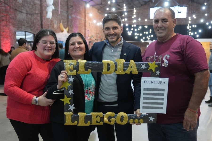 Sueño cumplido para 190 familias: Pullaro encabezó una nueva entrega de escrituras de viviendas en Santa Fe