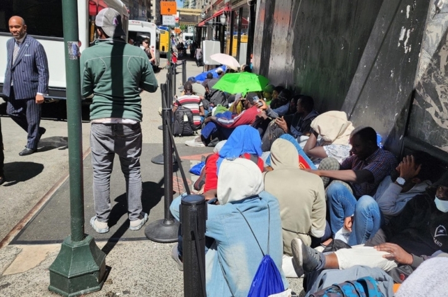 La crisis migratoria en Nueva York no encuentra solución y religiosos piden 
