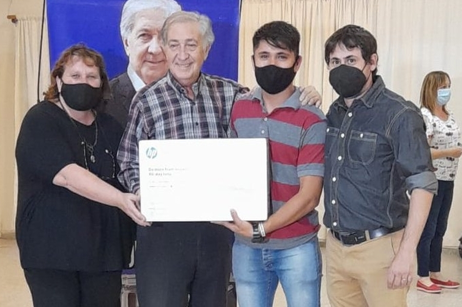 Gramajo entregó subsidios en Tostado       Compartir en Facebook Compartir en Twitter