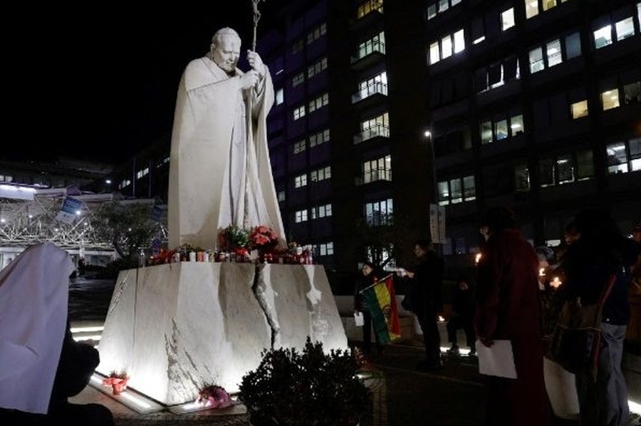 Francisco padece una neumonía bilateral y su estado sigue siendo complejo