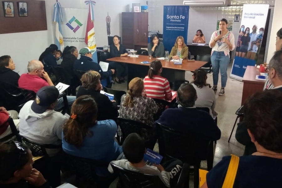 La provincia asesoró a vecinos de la ciudad de Recreo para regularizar su situación habitacional