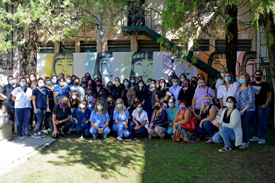 8M: Se inauguró un mural en el patio central del Hospital Cullen