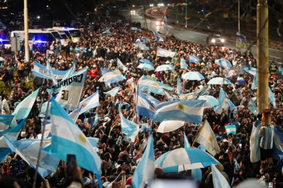 ¡Bienvenidos, jugadores!: la Selección Argentina regresó al país y fue recibida por una multitud en el predio de la AFA