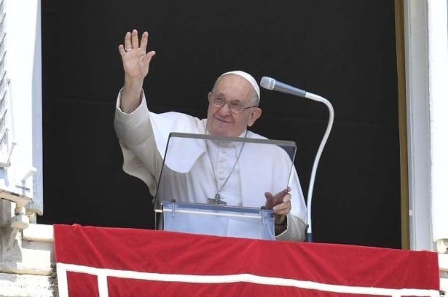 El Papa: la vida de María está marcada por el servicio y la alabanza
