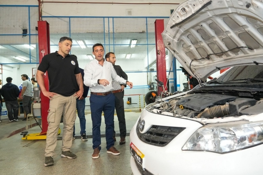 Provincia le entregó a una escuela técnica vehículos decomisados al delito para la formación de sus estudiantes