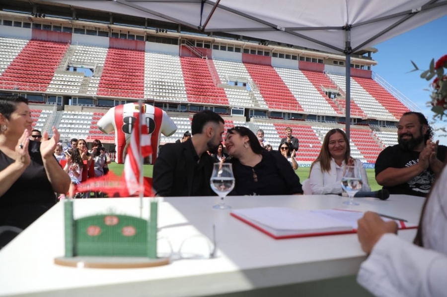 Hinchas de Unión dieron el sí en el césped del 15 de Abril