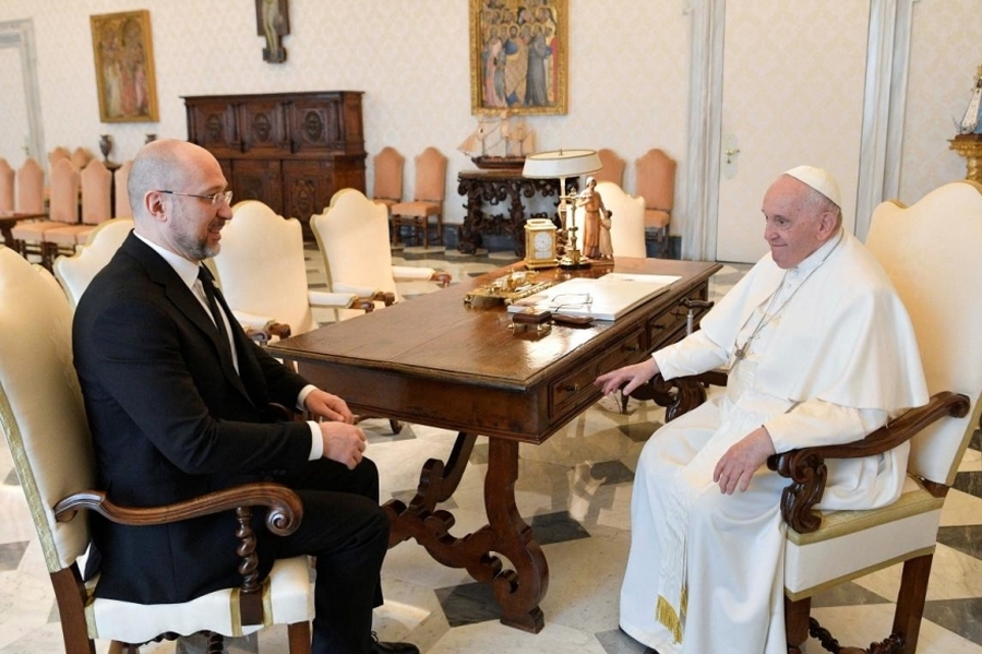 El primer ministro ucraniano se reunió con el papa Francisco y le mostró imágenes del horror de la guerra