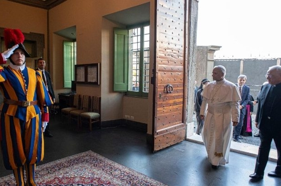 León XIV regresa al Vaticano y hace un nuevo llamado a la paz en el mundo