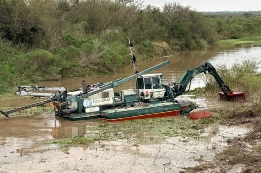 Provincia y Municipalidad de Coronda limpian canales clave para reforzar los drenajes ante El Niño