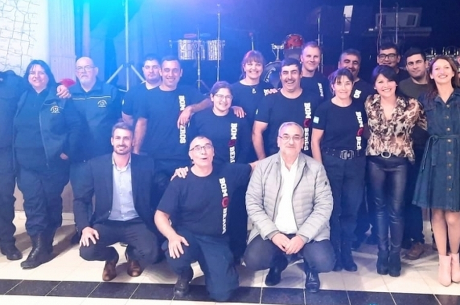 Calvo compartió con vecinos de San Vicente la cena celebración por el día del Bombero Voluntario