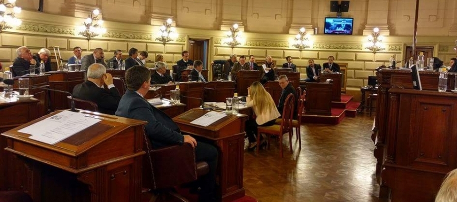 Calvo presentó proyecto de ley para la creación de escuelas secundarias