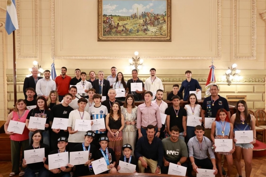 El Senado distinguió a más de 30 deportistas del departamento La Capital