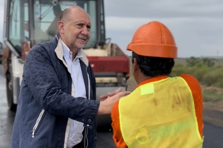 Perotti recorrió obras de pavimentación en los departamentos Castellanos y San Cristóbal