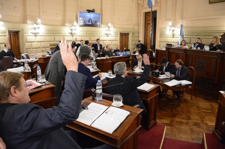 Media Sanción al Presupuesto, la Ley Tributaria, y la normativa de derechos de víctimas de delitos