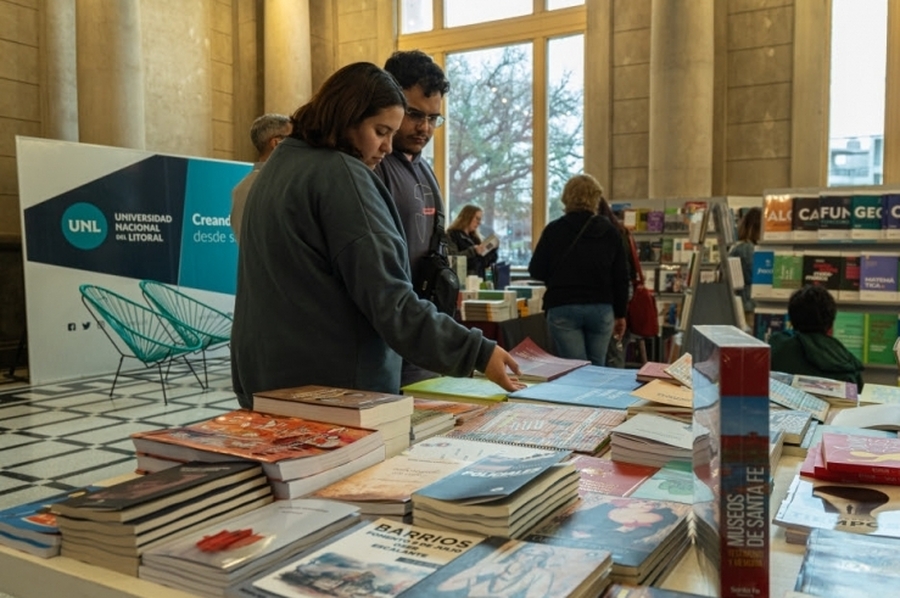 La Feria del Libro de Santa Fe inauguró su edición 2023 con una masiva asistencia de público