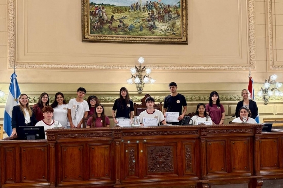 Calvo sigue impulsando la formación cívica de jóvenes de escuela