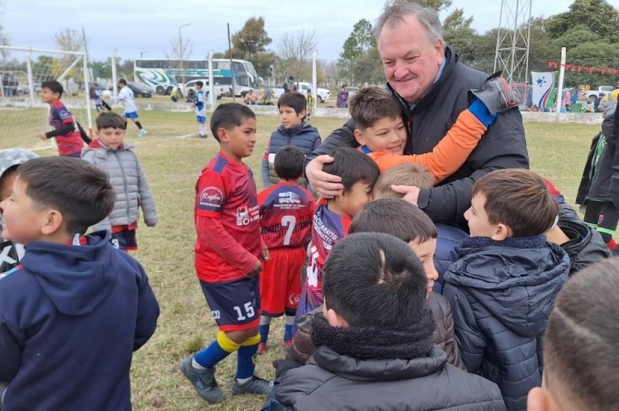 El Senador Michlig brindó un reconocimiento al Club Deportivo Las Palmeras en el marco del 2° Torneo Infantil